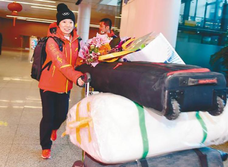 冬奥会中国自由式滑雪空中技巧队载誉回到沈阳