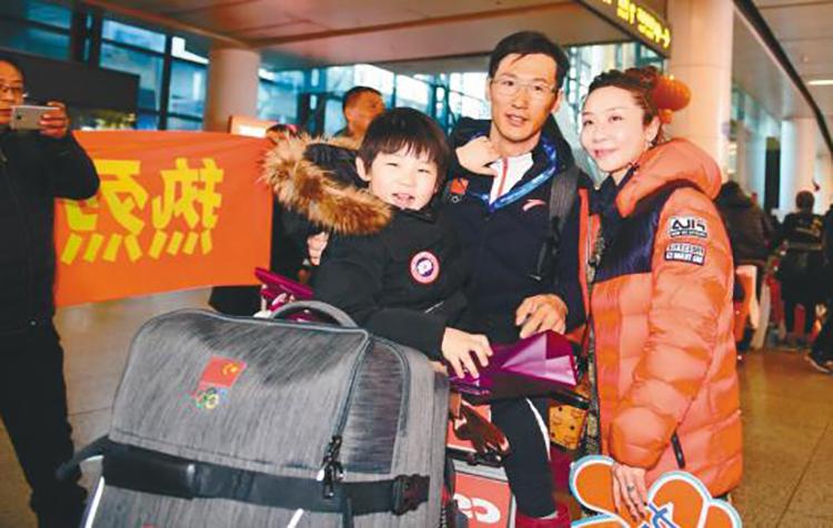 冬奥会中国自由式滑雪空中技巧队载誉回到沈阳